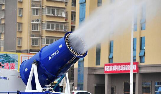 雾炮车上路扛霾图3