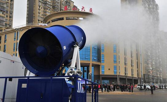 雾炮车上路扛霾图1